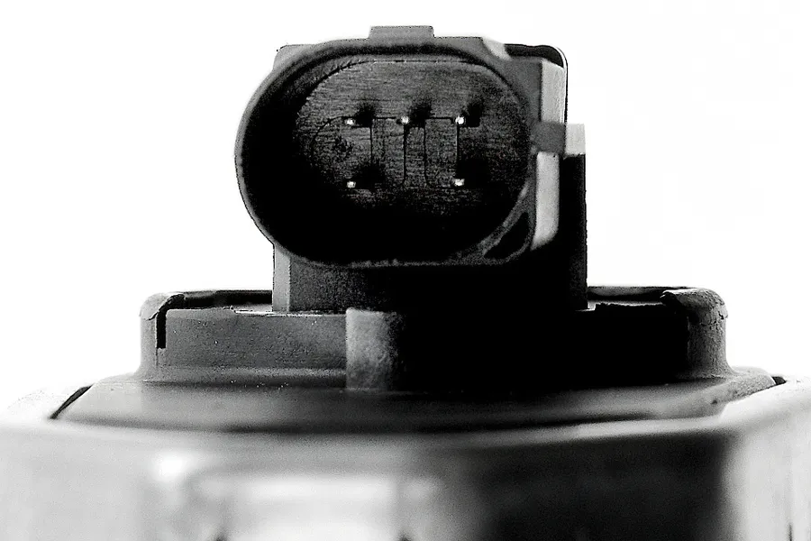 This part match OEM code: 6S7Q-9D475-AA
